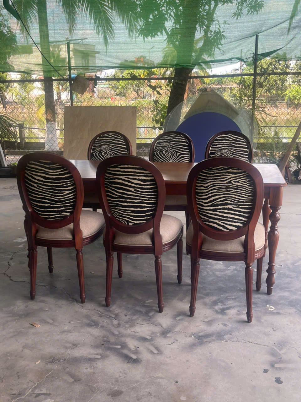 Bộ Bàn Ăn Tân Cổ Điển Louis 16– Hoàn Hảo Cho Phòng Ăn Sang Trọng